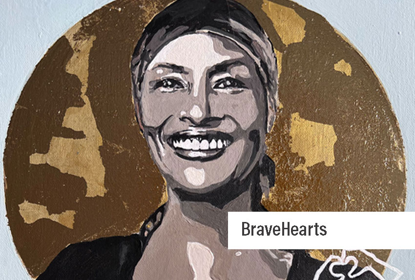 Portrait Warris, monocromes Portrait von Warris Dirie, mit einem wunderschönen Lachen, dass sie sich behalten hat, auf einem Blattgold Kreis. Hintergrund helles Taubenblau. Warris setzt sich weltweit gegen die traditionelle Beschneidung von Mädchen und Kindern ein 