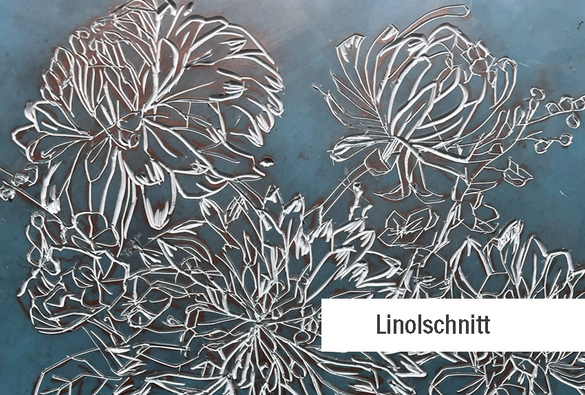 Bildbeschreibung: grüne Linolschnittvorlage mit dem Messer ausgeschnitzte Chrysanthemen, MinkArt Köln 